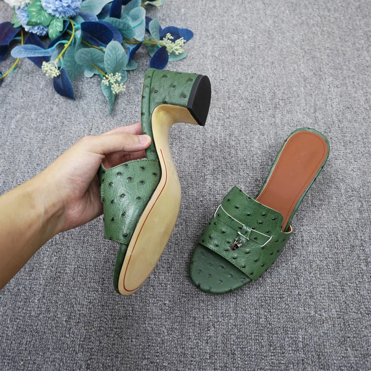 👟👟Ex-factory price 440👟👟 Genuine leather sole +30 suede sheepskin slippers with a strap decorated with Loro Piana My Charms charms and decorated with tone-on-tone stitching. Sophisticated and feminine, it pairs well with both city and resort looks. For those looking for an elegant upgrade, the summer glamor slipper is known for its slim open-back silhouette. size: 35-44 (custom-made sizes 43 and 44 are non-returnable) Upper: imported suede sheep leather (sheep), cowhide ostrich pattern, cowhide snake pattern Lining: imported high-grade mixed sheep silk Heel height: 5.5CM